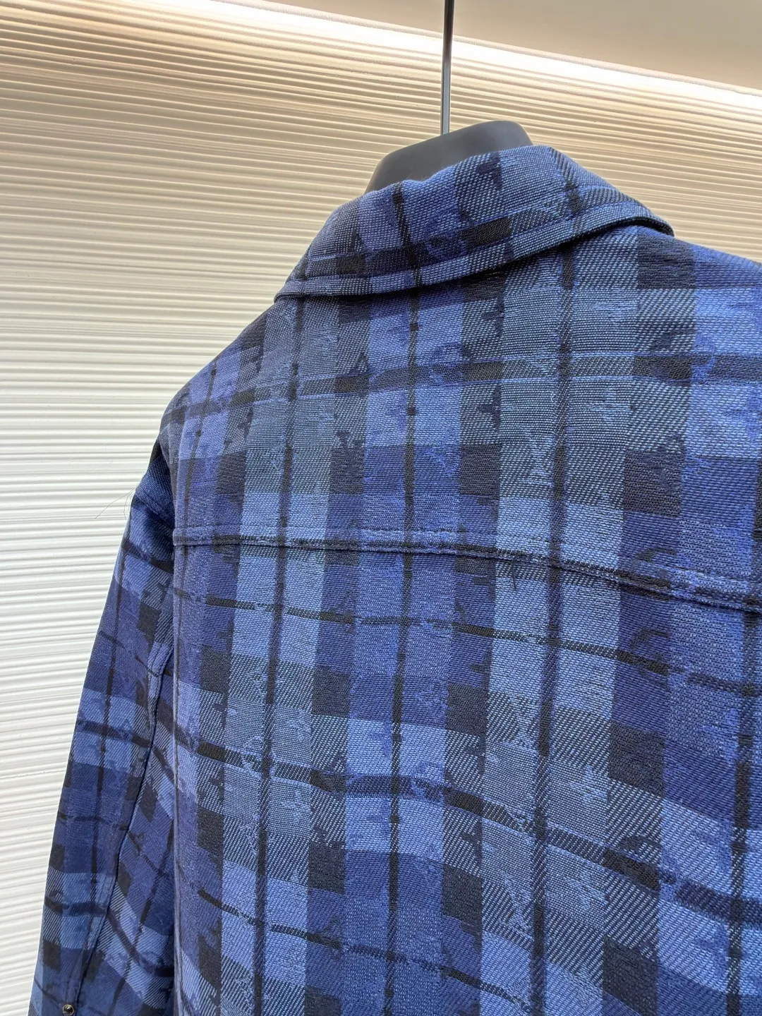 LOUIS VUITTON plaid denim jacket-style shirt ●Original version: 23479 purchase and development ●Item number: 1682070-B40 ●Material: cotton fabric ●Technology: jacquard production ●Color: blue ●Version: fitted version ●Weight: about 2070 grams ●Size: S-M-L-XL ●Description: This denim jacket-style shirt adopts dark and light tones to highlight Monogram and the elegant strokes of plaid jacquard. Interior and exterior chest pockets add a touch of style, and an embossed leather label sits at the back. Regular fit 85% cotton, 15% polyester, logo jacquard Shirt collar Pearlescent buttons. Patch pocket on chest, interior pocket on right side, side pockets. Logo patch on rear. The overall wiring is straight and delicate, the fabric is comfortable and soft, and the color is consistent without color difference. It can be matched with the same style to create a fashionable look and control various occasions. Customized accessories, complete with three standards, same style for men and women!